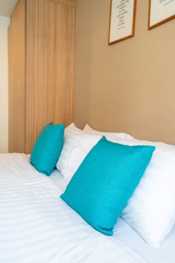güzel ve rahat yastıklar yatak odasındaki süslemeler