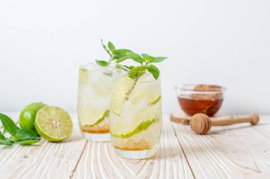 Naneli buzlu bal ve limonlu soda, ferahlatıcı içecek.