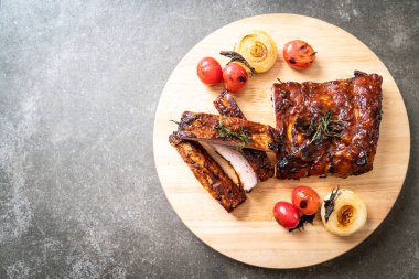 Izgara ve ızgara domuz pirzolası.