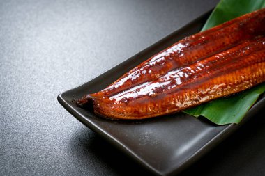 Izgara yılan balığı ya da soslu ızgara unagi (Kabayaki) - Japon yemeği..