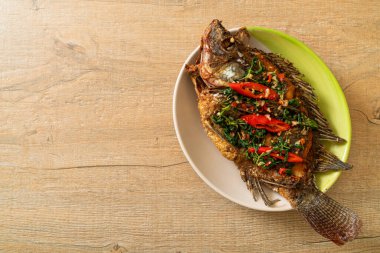 Fesleğen biber soslu kızarmış Tilapia Balığı. Ev yapımı yemek tarzı.