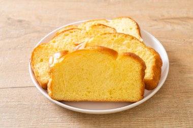 Kahvaltıda kahveli tatlı patates ekmeği.