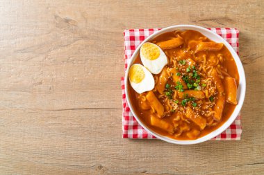 Kore hazır şehriyesi ve Kore baharatlı soslu Tteokbokki, Rabokki - Kore yemeği tarzı.