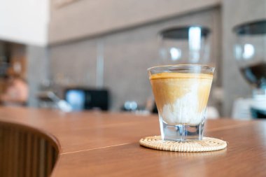 Kahve dükkanında kirli kahve bardağı (sıcak espresso ile kaplanmış soğuk süt)