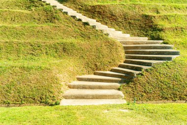 Çim tepesine merdiven.