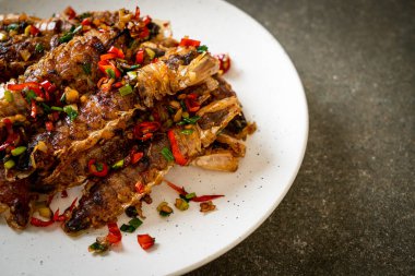 Kızarmış Mantid Karidesi ya da Acılı ve Tuzlu Kerevit Deniz Ürünleri Stili