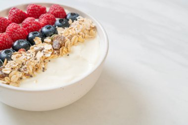 Ev yapımı yoğurt kasesi, ahududu, yaban mersini ve granola. Sağlıklı yemek tarzı.
