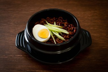 Kore fasulye soslu Anında Erişte salatalık ve haşlanmış yumurta (Jajangmyeon veya Jjajangmyeon) - Kore yemek tarzı