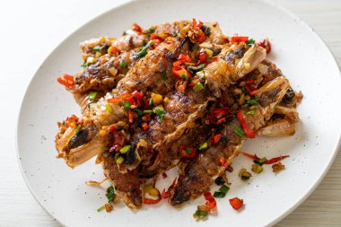 Kızarmış Mantid Karidesi ya da Acılı ve Tuzlu Kerevit Deniz Ürünleri Stili