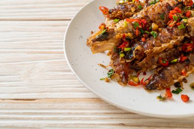 Kızarmış Mantid Karidesi ya da Acılı ve Tuzlu Kerevit Deniz Ürünleri Stili