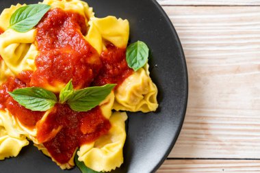 Domates soslu İtalyan tortellini makarnası - İtalyan yemeği tarzı.