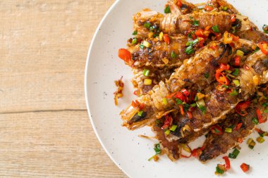 Kızarmış Mantid Karidesi ya da Acılı ve Tuzlu Kerevit Deniz Ürünleri Stili