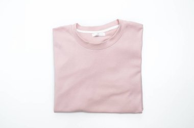 beyaz arkaplanda yalıtılmış t-shirt