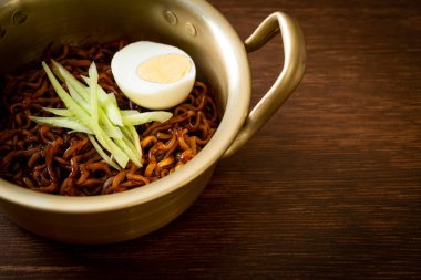 Kore fasulye soslu Anında Erişte salatalık ve haşlanmış yumurta (Jajangmyeon veya Jjajangmyeon) - Kore yemek tarzı