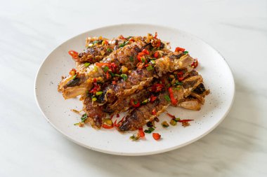 Kızarmış Mantid Karidesi ya da Acılı ve Tuzlu Kerevit Deniz Ürünleri Stili