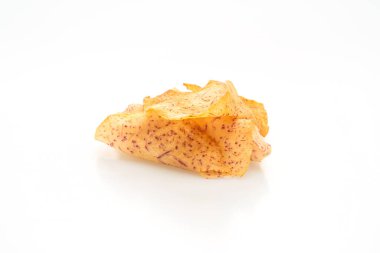 beyaz arkaplanda taro çipleri izole