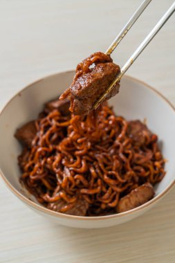 Jjapaguri ya da Chapaguri, Kore Kara Fasulye Baharatlı Erişte - Kore usulü