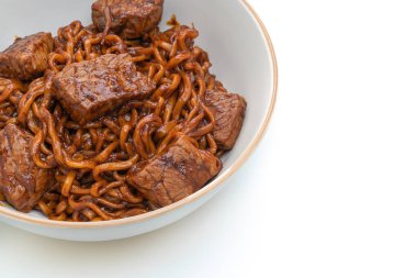 Jjapaguri ya da Chapaguri, Koreli siyah fasulye baharatlı erişteler beyaz arka planda izole edilmiş.