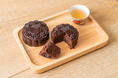 Çin ay pastası. Tahta tabakta koyu çikolata aromalı.