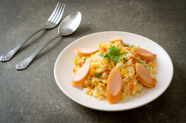 Sosisli pilav ve karışık sebze.