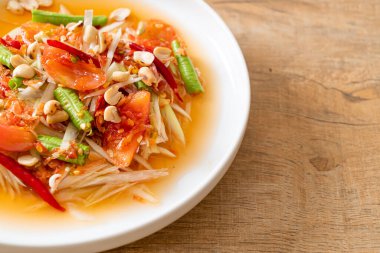 Papaya baharatlı salata - somtam - Tayland geleneksel sokak yemekleri tarzı