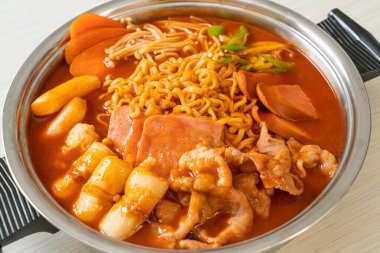 Budae Jjigae ya da Budaejjigae (ordu yahnisi ya da ordu üssü). Kimchi, konserve jambon, sosis, ramen eriştesi ve çok daha popüler Kore usulü sıcak yemek ile dolu.