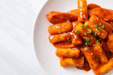 Baharatlı sosisli Kore pirinç keki çubuğu (Tteokbokki) - Kore yemeği tarzı