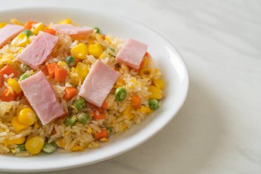 Jambonlu ev yapımı pilav ve karışık sebze (havuç, yeşil bezelye, havuç))