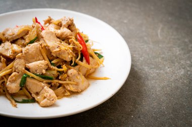 Zencefilli kızarmış tavuk. Asya usulü.