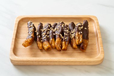 Güneş ışığı kurumuş muz çikolata kaplama veya muz soslu çikolata