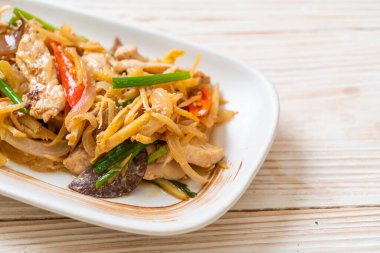 Zencefilli kızarmış tavuk. Asya usulü.