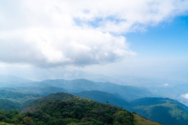 Tayland, Chiang Mai 'deki Kew Mae Pan Doğa Yolu' nda bulutlu ve mavi gökyüzü olan güzel bir dağ tabakası.