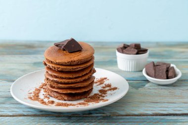 Çikolatalı krep yığını.