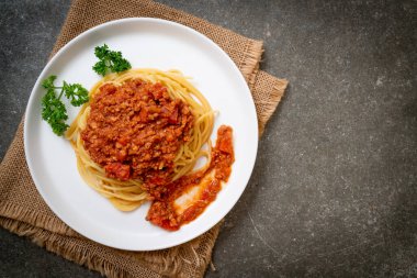 Spagetti bolonez domuz eti ya da kıymalı domates soslu spagetti İtalyan yemeği tarzı.