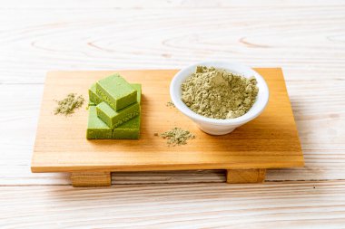 Taze ve yumuşak kibrit, yeşil çay tozlu yeşil çikolata.
