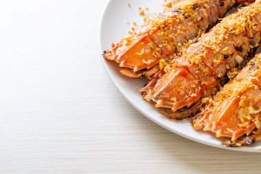 Beyaz tabakta sarımsaklı Mantid Karidesi Karıştır