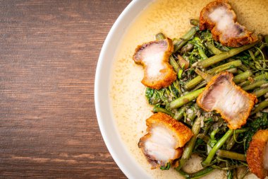 Kızarmış su mimozası ve tabakta domuz eti.