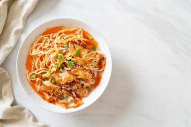 Gyoza ya da domuz etli ramen eriştesi. Asya usulü.