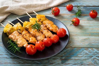 Tabakta ızgara tavuk ızgara şiş.