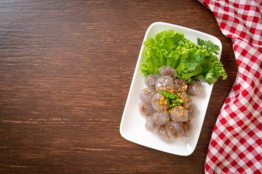 Şeffaf toplara Saku Sai Moo ya da buharda pişirilmiş Tapioca köfteleri deniyor.