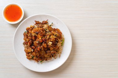 Kızarmış midyeli krep ya da midyeli omlet.