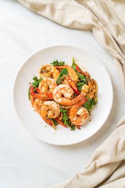 Karides ve otla karıştırılmış kutsal fesleğen. Asya usulü.