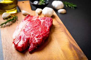Taze çiğ biftek veya çiğ et.