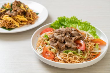 Beyaz tabakta domuz etli hazır şehriye salatası. Asya usulü.