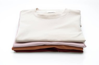 beyaz arkaplanda yalıtılmış t-shirt