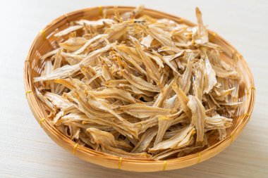 Kurutulmuş küçük çıtır balık.