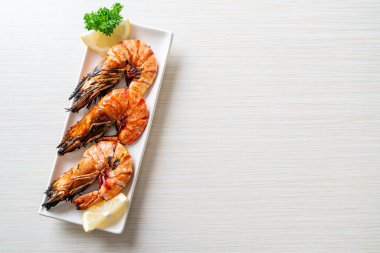 Izgara kaplan karidesi ya da limonlu karides.