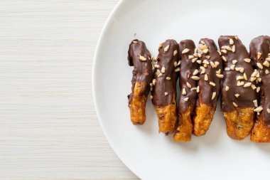 Güneş ışığı kurumuş muz çikolata kaplama veya muz soslu çikolata