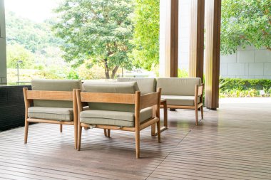 Balkonda boş kanepe süsü