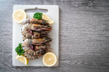 Taze kaplan karidesi ya da karides.